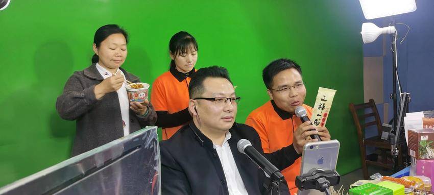 熊文文 从返乡创业到“感动中国”的互联网销售之路